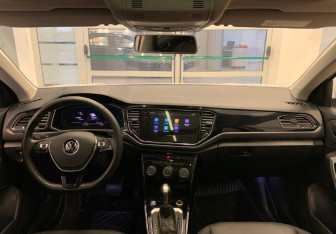 Подержанный автомобиль Volkswagen T-Roc 2020 года (12 фото)