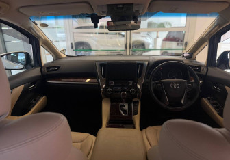 Подержанный автомобиль Toyota Alphard 2018 года (10 фото)