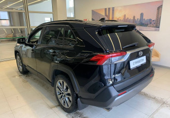 Подержанный автомобиль Toyota RAV4 2021 года (6 фото)