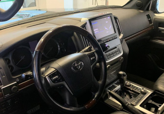 Подержанный автомобиль Toyota Land Cruiser Suv 2020 года (13 фото)