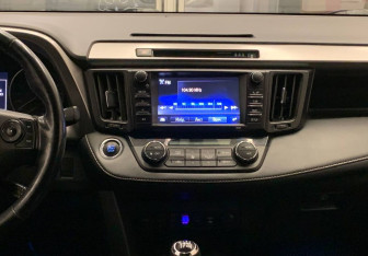 Подержанный автомобиль Toyota RAV4 2018 года (11 фото)