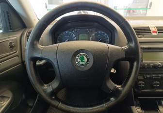 Подержанный автомобиль Skoda Octavia Liftback 2006 года (17 фото)