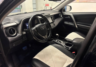 Подержанный автомобиль Toyota RAV4 2019 года (14 фото)