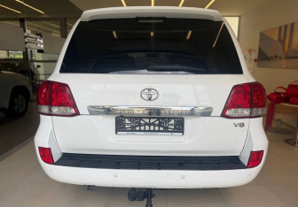 Подержанный автомобиль Toyota Land Cruiser Suv 2011 года (5 фото)