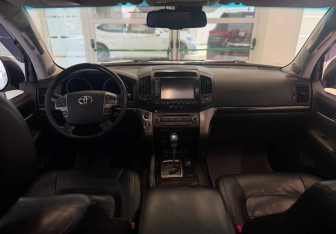 Подержанный автомобиль Toyota Land Cruiser Suv 2011 года (10 фото)