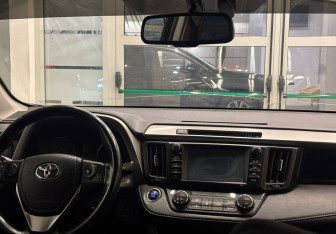 Подержанный автомобиль Toyota RAV4 2018 года (9 фото)