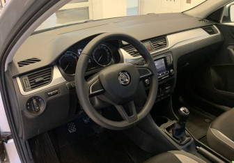 Подержанный автомобиль Skoda Rapid Liftback 2017 года (14 фото)