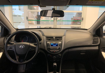 Подержанный автомобиль Hyundai Solaris Hatchback 2015 года (11 фото)