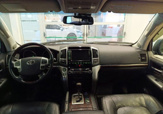Подержанный автомобиль Toyota Land Cruiser Suv 2012 года (11 фото)