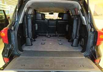 Подержанный автомобиль Toyota Land Cruiser Suv 2012 года (7 фото)