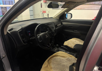 Подержанный автомобиль Mitsubishi Outlander 2014 года (14 фото)