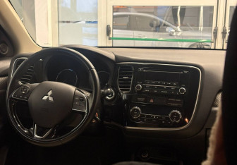 Подержанный автомобиль Mitsubishi Outlander 2014 года (9 фото)