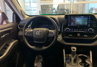 Подержанный автомобиль Toyota Highlander 2021 года (8 фото)