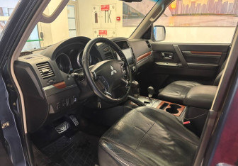 Подержанный автомобиль Mitsubishi Pajero 2007 года (14 фото)