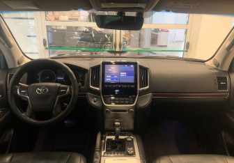 Подержанный автомобиль Toyota Land Cruiser Suv 2015 года (12 фото)
