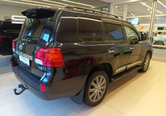 Подержанный автомобиль Toyota Land Cruiser Suv 2012 года (4 фото)