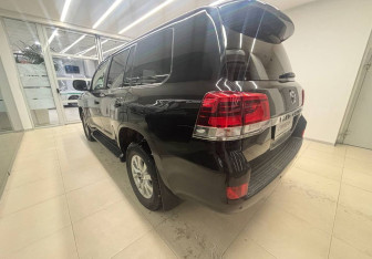 Подержанный автомобиль Toyota Land Cruiser Suv 2015 года (6 фото)