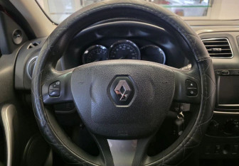 Подержанный автомобиль Renault Sandero 2014 года (7 фото)