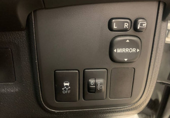 Подержанный автомобиль Toyota Wish Minivan 2015 года (18 фото)