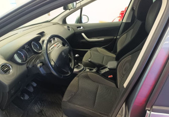 Подержанный автомобиль Peugeot 308 Hatchback 2011 года (14 фото)