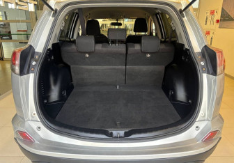 Подержанный автомобиль Toyota RAV4 2015 года (8 фото)