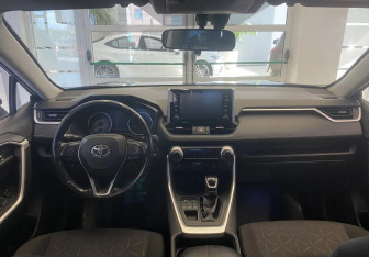 Подержанный автомобиль Toyota RAV4 2020 года (11 фото)