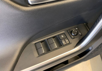 Подержанный автомобиль Toyota RAV4 2020 года (20 фото)