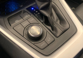 Подержанный автомобиль Toyota RAV4 2021 года (21 фото)