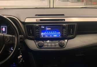 Подержанный автомобиль Toyota RAV4 2017 года (13 фото)