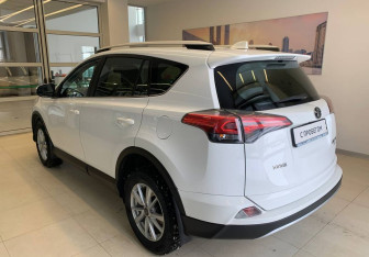 Подержанный автомобиль Toyota RAV4 2018 года (6 фото)