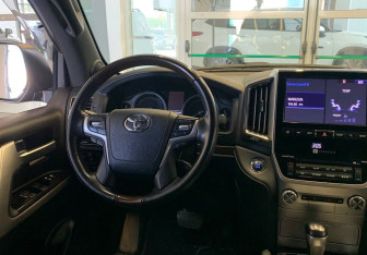 Подержанный автомобиль Toyota Land Cruiser Suv 2020 года (8 фото)