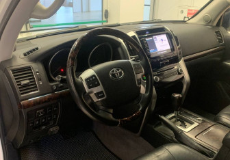 Подержанный автомобиль Toyota Land Cruiser Suv 2014 года (13 фото)
