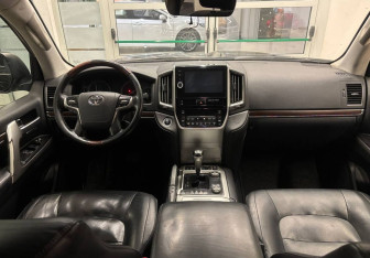 Подержанный автомобиль Toyota Land Cruiser Suv 2015 года (11 фото)