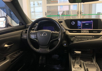 Подержанный автомобиль Lexus ES 2018 года (8 фото)