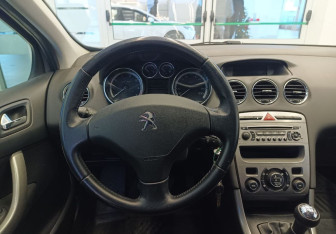 Подержанный автомобиль Peugeot 308 Hatchback 2011 года (9 фото)