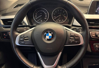 Подержанный автомобиль BMW X1 2015 года (17 фото)