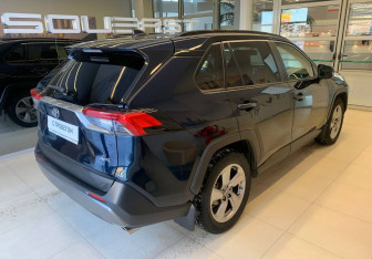 Подержанный автомобиль Toyota RAV4 2019 года (4 фото)