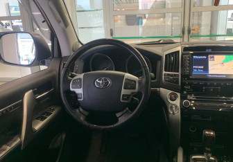 Подержанный автомобиль Toyota Land Cruiser Suv 2014 года (8 фото)