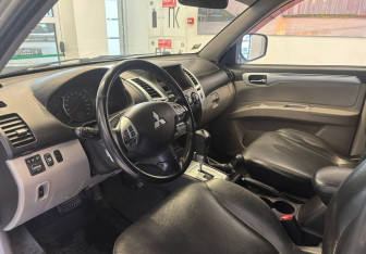 Подержанный автомобиль Mitsubishi Pajero Sport 2010 года (14 фото)