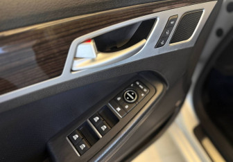 Подержанный автомобиль Hyundai Genesis 2015 года (18 фото)