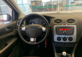 Подержанный автомобиль Ford Focus Hatchback 2007 года (8 фото)