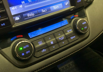 Подержанный автомобиль Toyota RAV4 2017 года (22 фото)