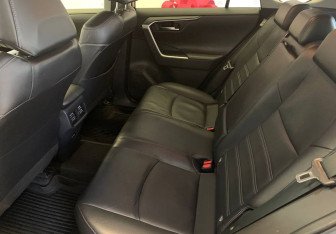 Подержанный автомобиль Toyota RAV4 2021 года (10 фото)