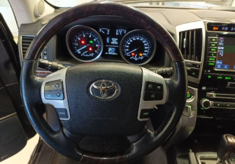 Подержанный автомобиль Toyota Land Cruiser Suv 2012 года (21 фото)