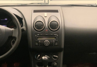 Подержанный автомобиль Nissan Qashqai+2 2010 года (14 фото)