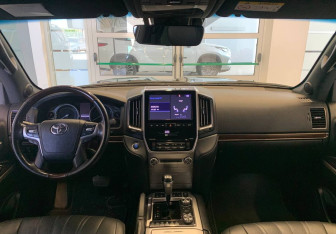 Подержанный автомобиль Toyota Land Cruiser Suv 2020 года (11 фото)