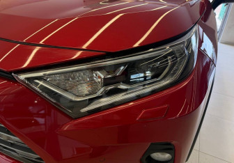 Подержанный автомобиль Toyota RAV4 2021 года (14 фото)