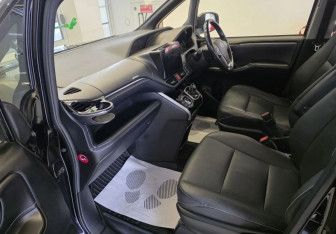 Подержанный автомобиль Toyota Voxy Minivan 2015 года (24 фото)