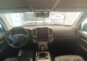 Подержанный автомобиль Toyota Land Cruiser Suv 2015 года (11 фото)