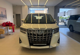 Подержанный автомобиль Toyota Alphard 2018 года (2 фото)
